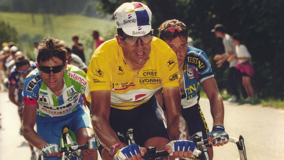 Tour de France 1992: Im Gelben Trikot Toursieger Miguel Indurain (Spanien / Team Banesto) fährt vorne, hinter ihm weitere Radrennfahrer.