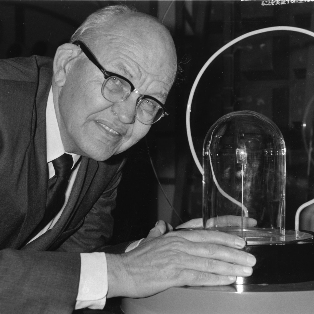 Jack Kilby posiert mit seiner Erfindung von 1958, dem weltweit ersten integrierten Schaltkreis,