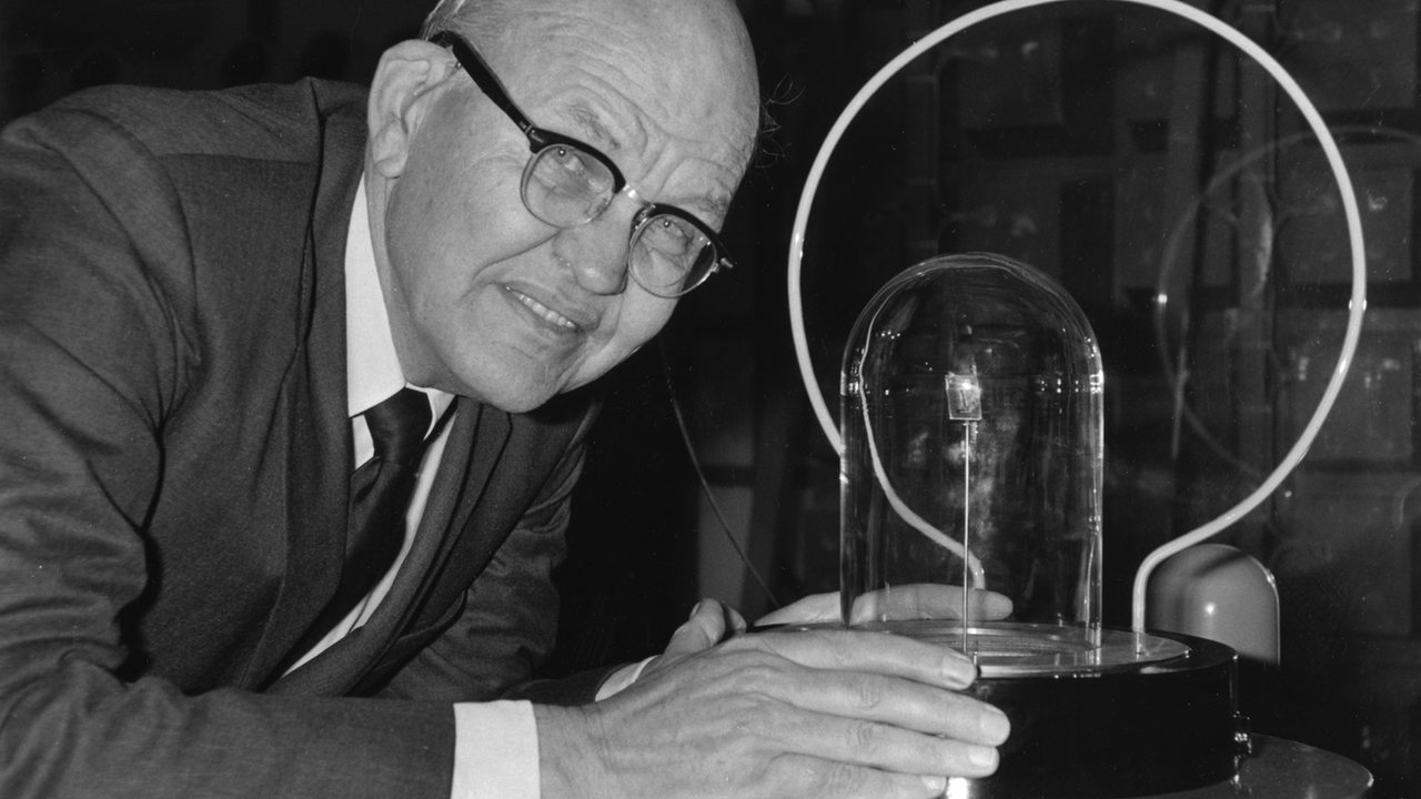 Jack Kilby posiert mit seiner Erfindung von 1958, dem weltweit ersten integrierten Schaltkreis,