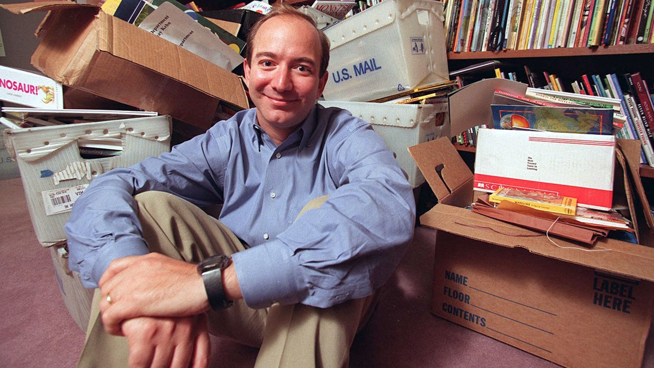 Der Amazon-Gründer Jeff Bezos posiert 1996 für die Kamera