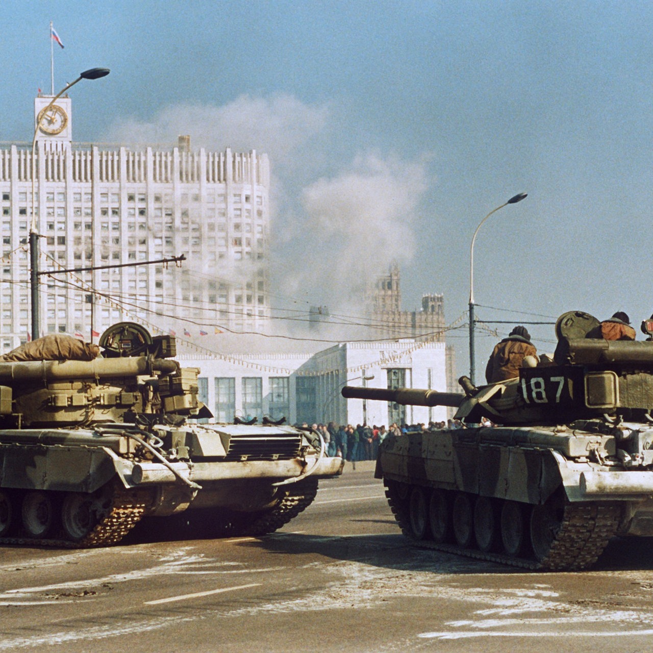Russische T-80 Panzer eröffnen am 4. Oktober 1993 das Feuer auf das Moskauer Parlamentsgebäude. 