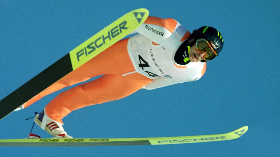 Der deutsche Skispringer Jens Weißflog springt in Lillehammer 1994 zur Goldmedaille. 