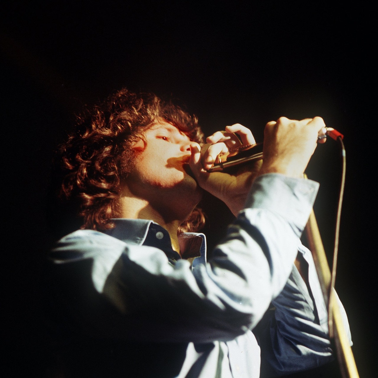 Der legendäre Sänger Jim Morrison der US-Rockgruppe "The Doors" während eines Auftritts. 