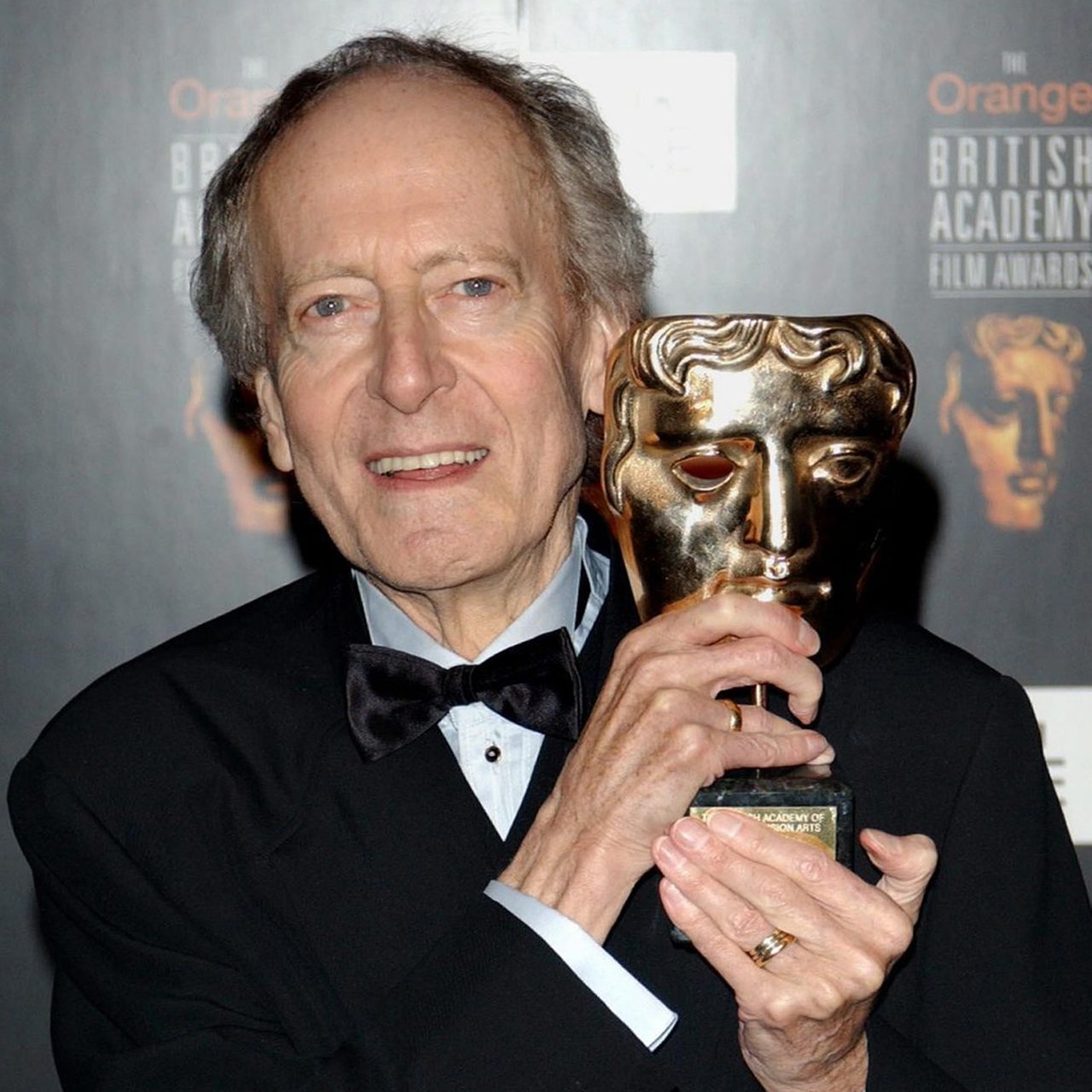 Der Komponist John Barry freut sich bei den British Academy Film Awards in London über seine Auszeichnung 