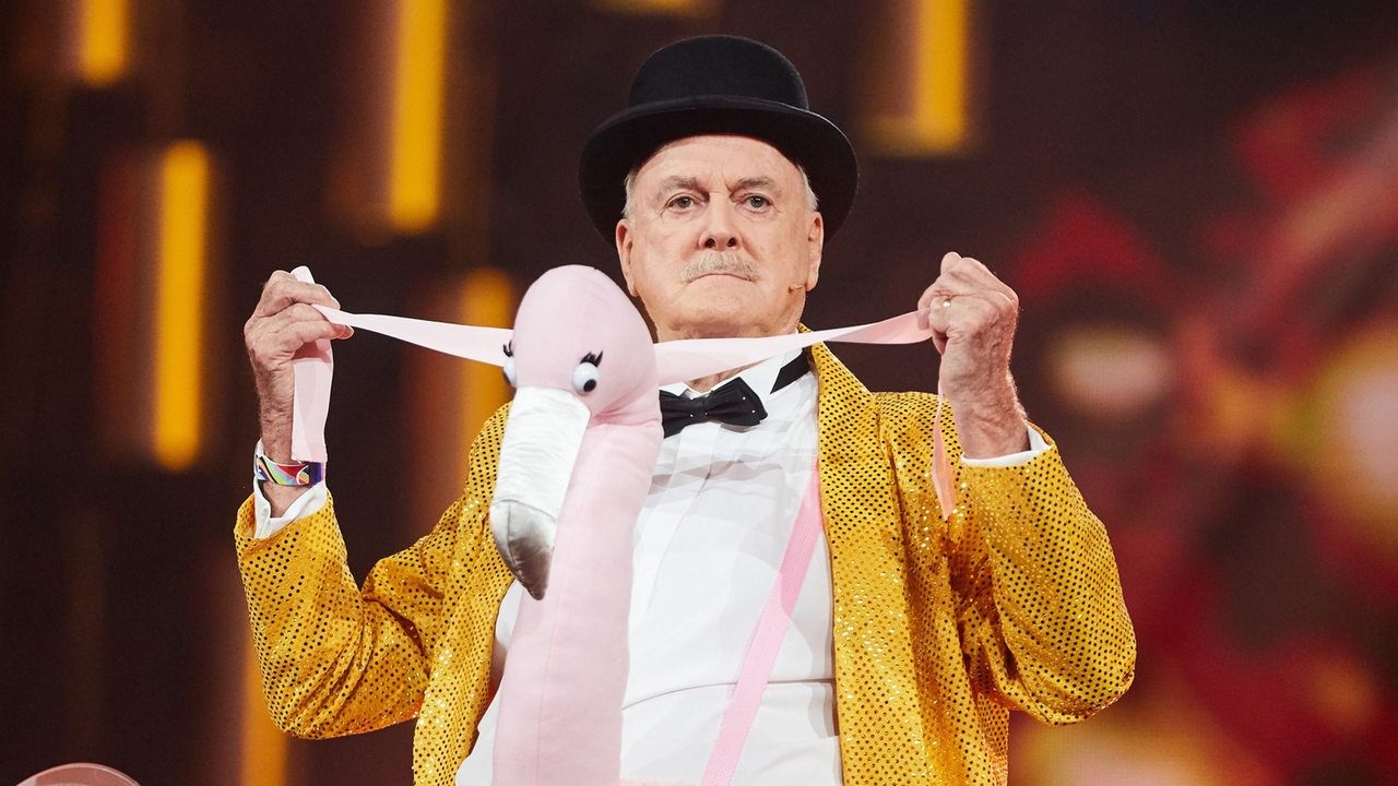 John Cleese bei der Verleihung des Deutschen Comedypreises 2019 mit einem Stoffflamingo