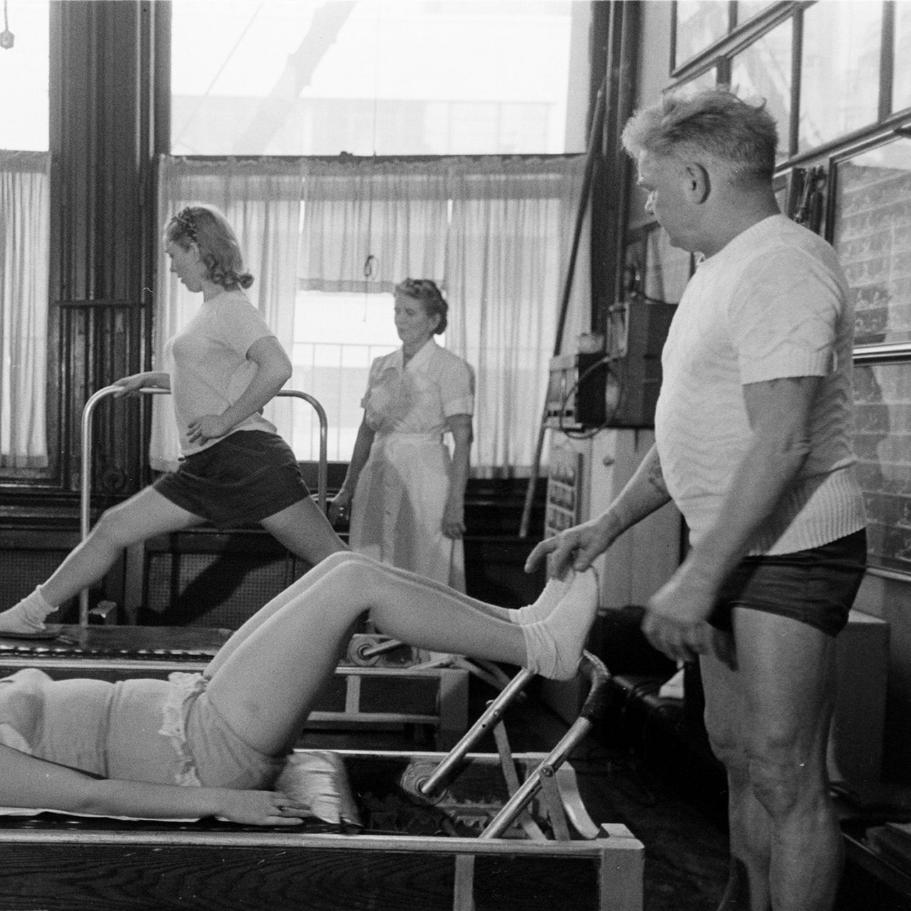 Joseph Pilates als Trainer in seinem Studio um 1950