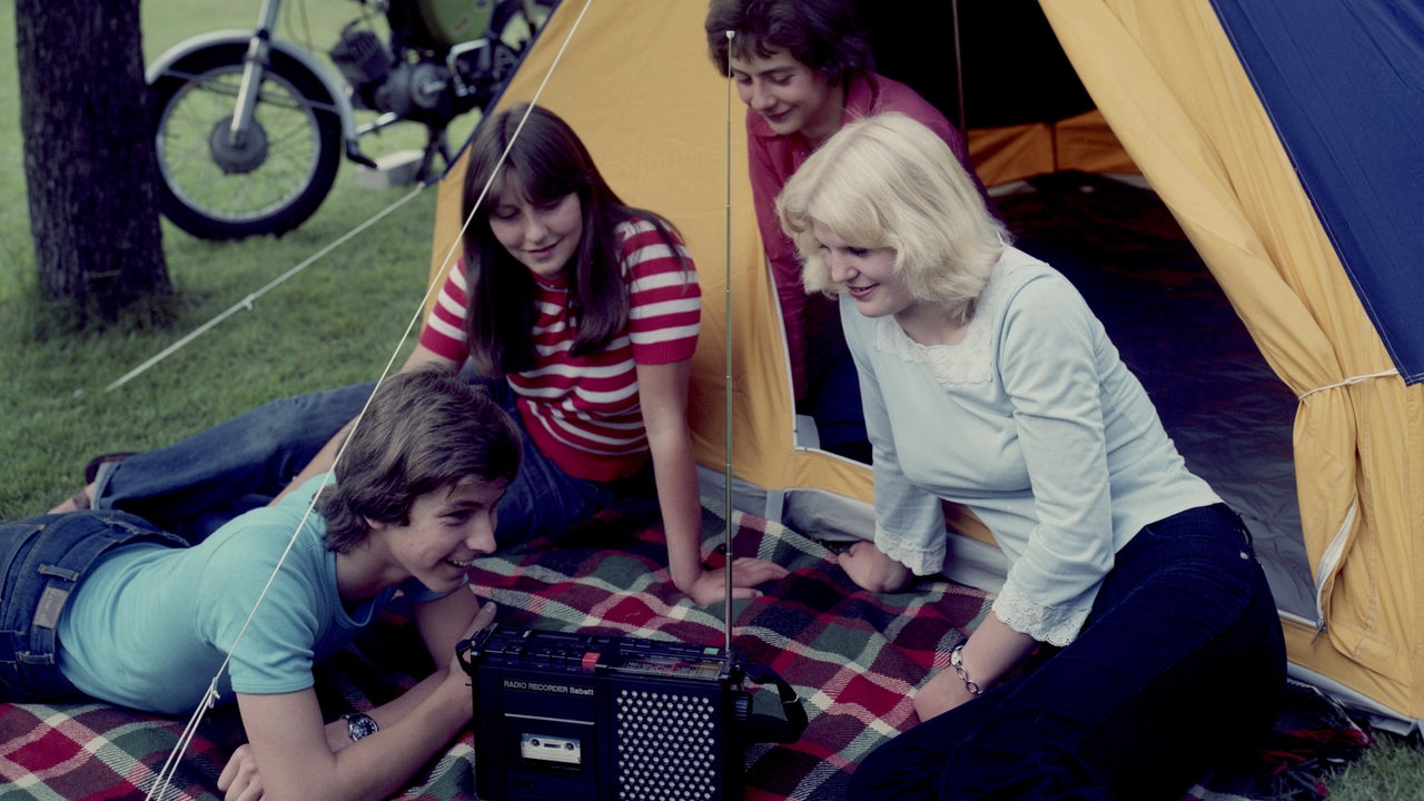 Jugendliche aus der DDR hören beim Zelten Radio (1979).