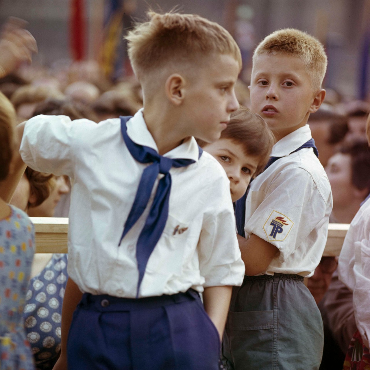 Zwei kleine Jungs in der Uniform der "Jungen Pioniere", 60er Jahre in der DDR