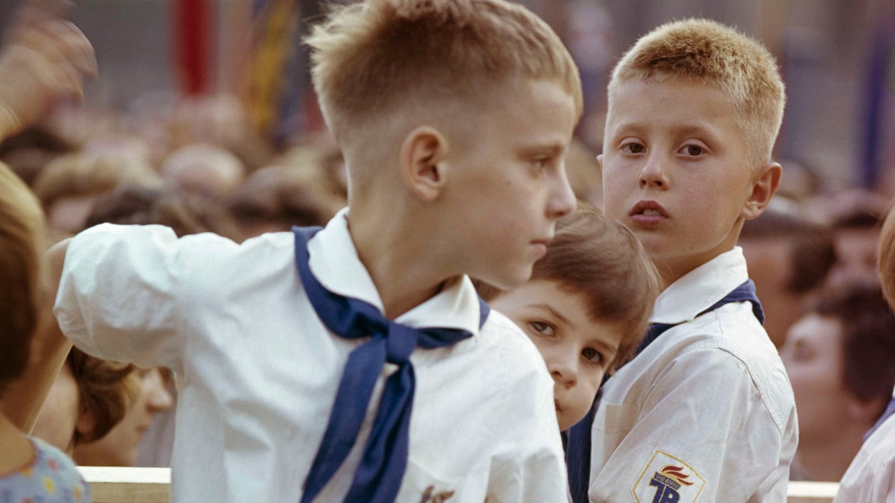 Zwei kleine Jungs in der Uniform der "Jungen Pioniere", 60er Jahre in der DDR