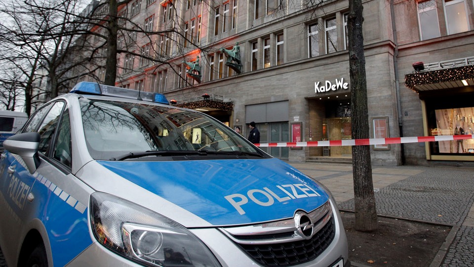 Ein Polizeiwagen steht vor dem abgesperrten Kaufhaus KaDeWe in Berlin am 20.12.2014