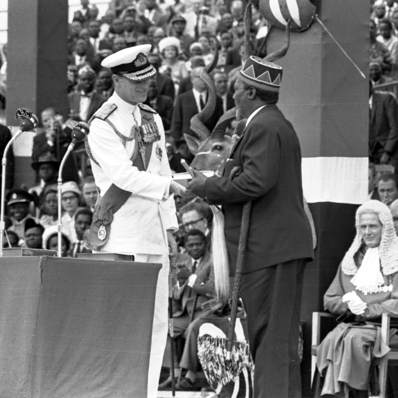 Großbritanniens Prinz Philipp händigt Kenias Premierminister die Instrumente der Unabhängigkeit 1963 aus.