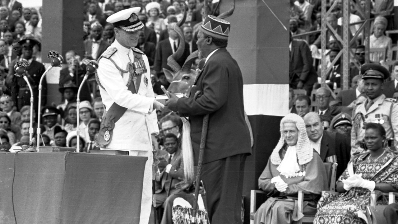 Großbritanniens Prinz Philipp händigt Kenias Premierminister die Instrumente der Unabhängigkeit 1963 aus.