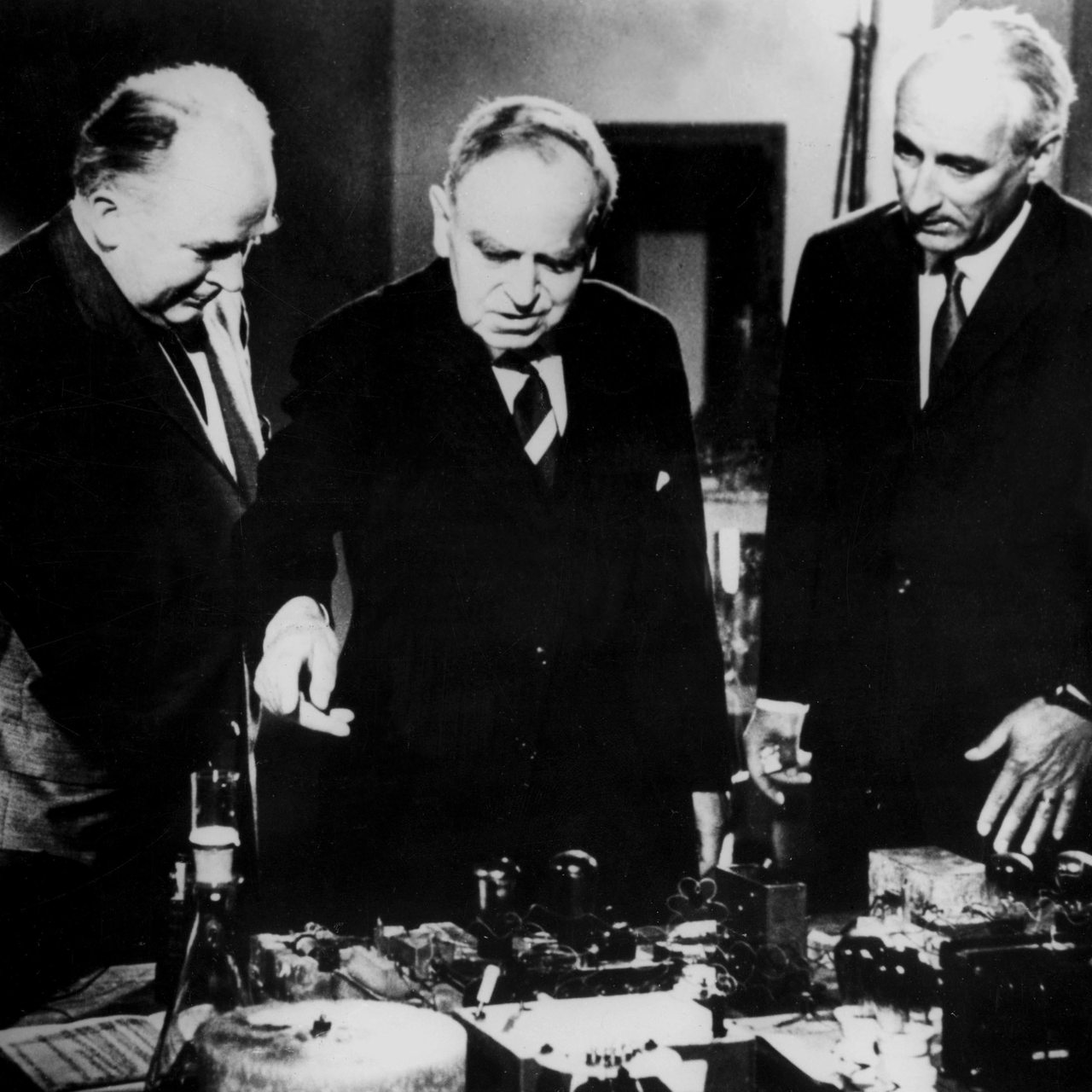 Fritz Straßmann und Otto Hahn führen einem Mann an einem Modell die Kernspaltung vor (Archivbild)