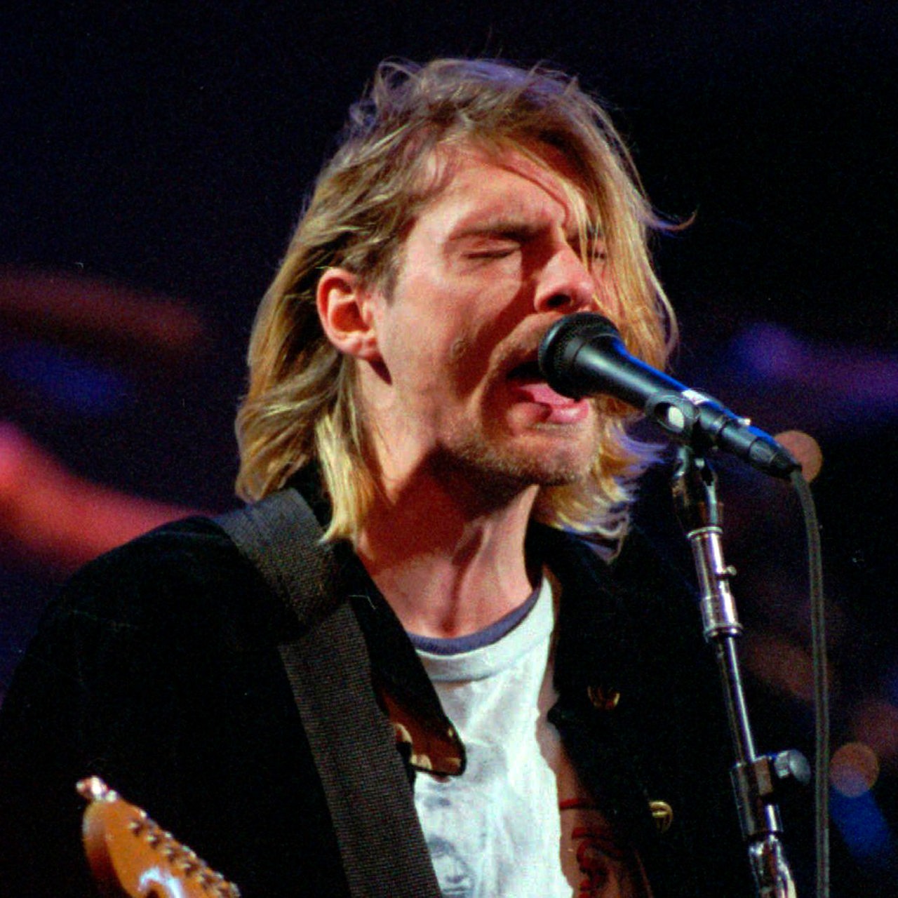 Kurt Cobain 1993 singt auf der Bühne ins Mikrofon.