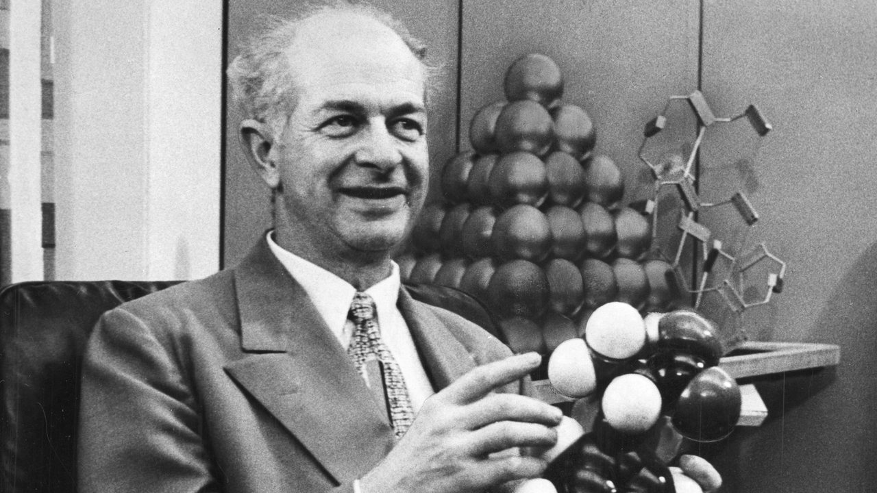 Der amerikanische Chemiker Linus Pauling mit einem Molekül-Modell in seinem Büro um 1954.