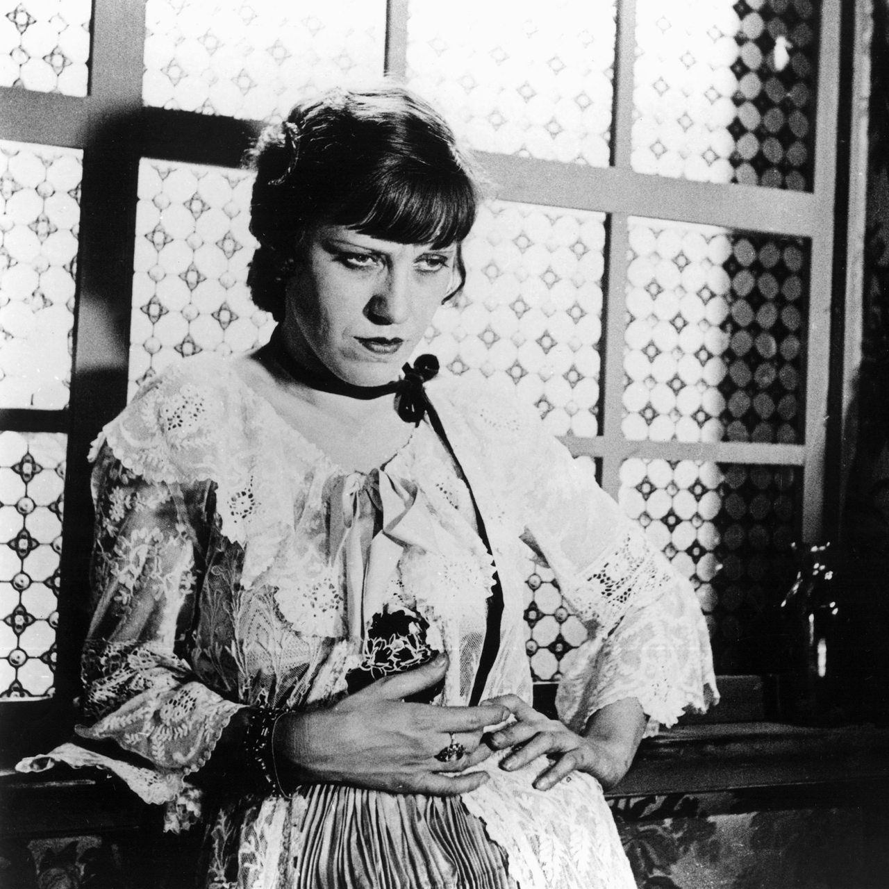 Die Schauspielerin und Sängerin Lotte Lenya 1931 im Filmset zur Dreigroschenoper