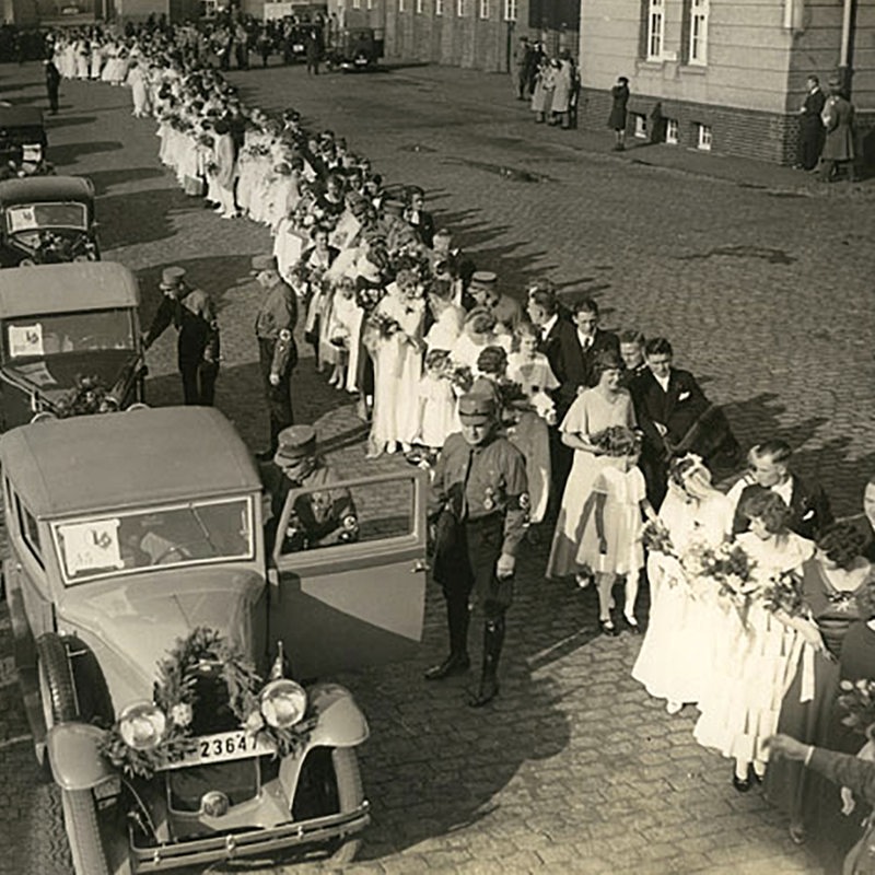 Massenhochzeit von Werksangehörigen in Bahrenfeld 1933. Die Brautpaare bekamen ein Familiendarlehen von Reemtsma, wenn die Frauen ihren Arbeitsplatz für ihren Mann zur Verfügung stellten.
