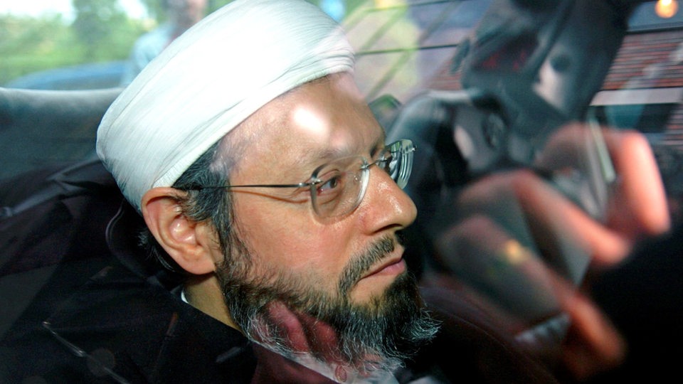 Der Islamistenführer Metin Kaplan im Auto auf dem Weg zum Ordnungsamt in Köln 2004.