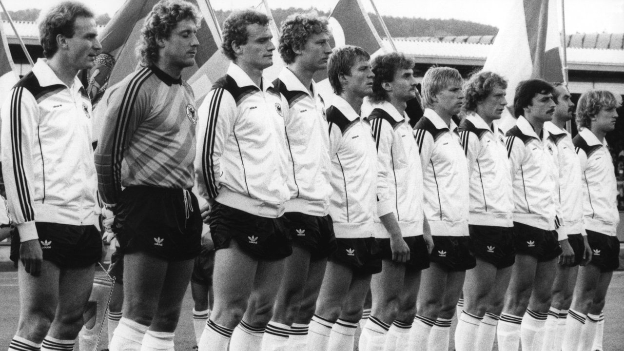 Die deutsche Fußballnationalmannschaft nimmt am 22.5.1984 in Zürich vor einem inoffiziellen FIFA-Spiel gegen Italien (1:0) Aufstellung zum Anhören der Hymnen