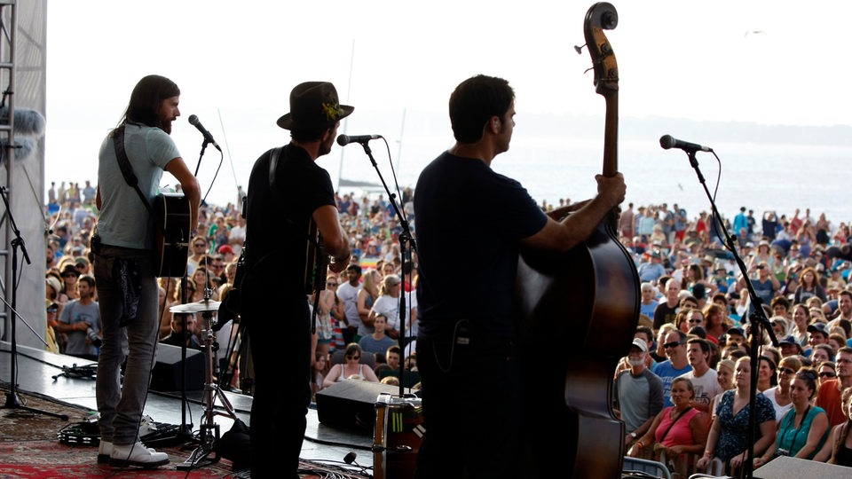Die "Avott Brothers" auf der Bühne beim Newport Folk Festival 2013