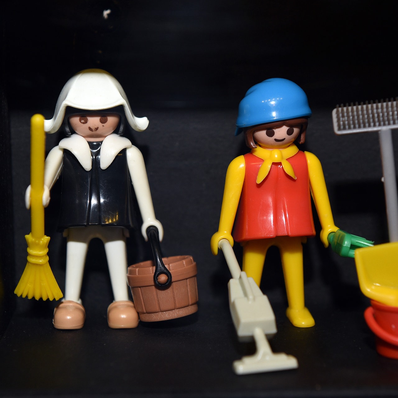 Die ersten Playmobil-Figuren zeigen einen Straßenarbeiter und eine Hausfrau mit Geräten von 1974