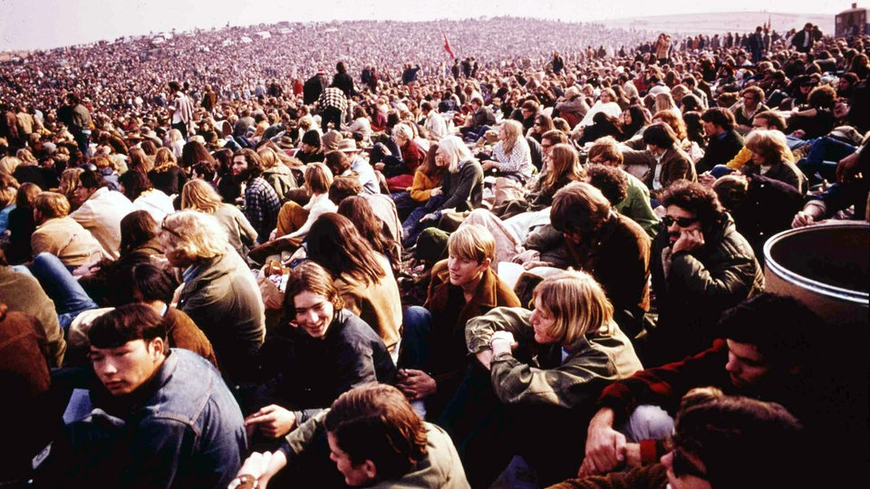 Tausende Fans warten auf den Start des "Gimme Shelter" Rockkonzerts von den Rollings Stones in Atamont in Livermore.