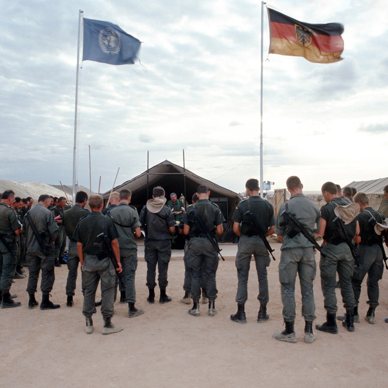 Bundeswehr-Feldgottesdienst im deutschen "UNOSOM 2"-Lager Belet Huen/Somalia im Jahr 1993 (Archivbild) 
