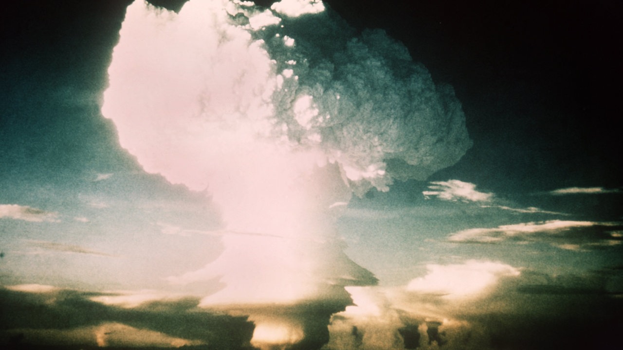 Der Pilz einer H-Bomben-Explosion breitet sich über den Wolken aus. 
