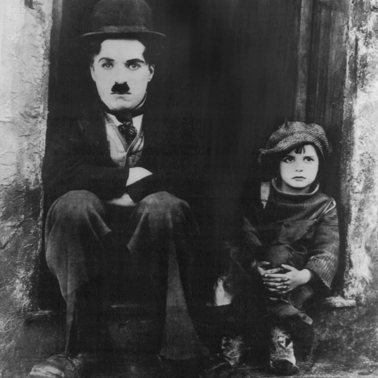 Charlie Chaplin als Vagabund und der damals sechsjährige Jackie Coogan als Kind in dem Kinofilm "The Kid" von 1921