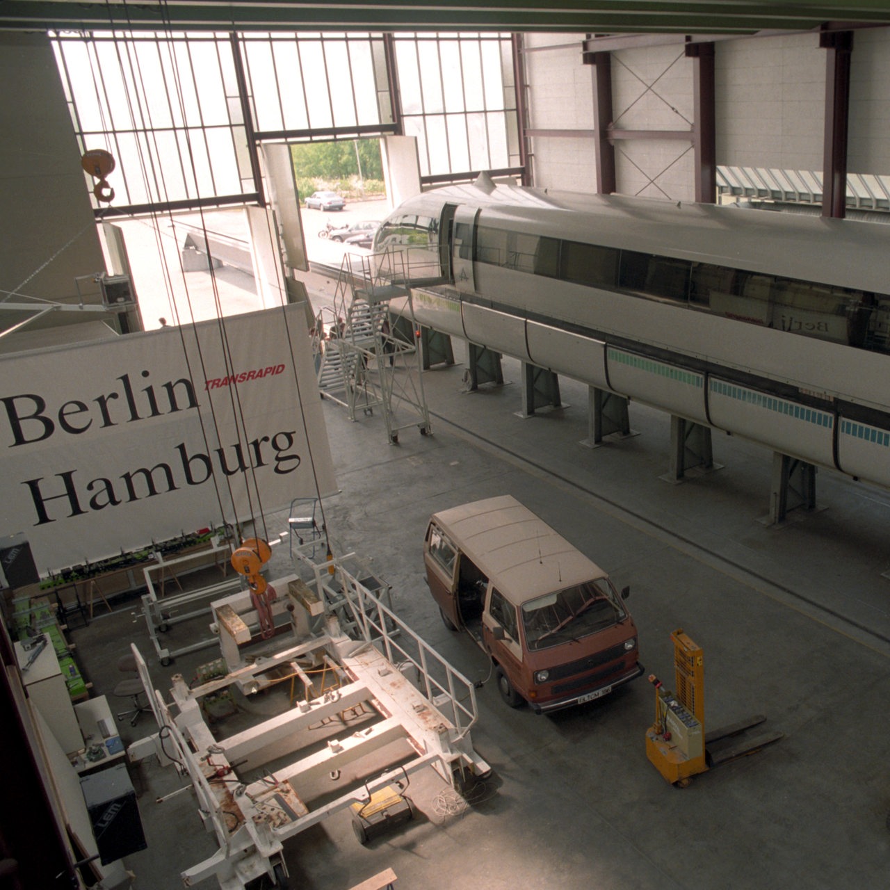 Blick in die Wartungshalle der Transrapid-Versuchsanlage Emsland in Lathen mit einem Transrapid im Jahre 1995 (Archivbild)