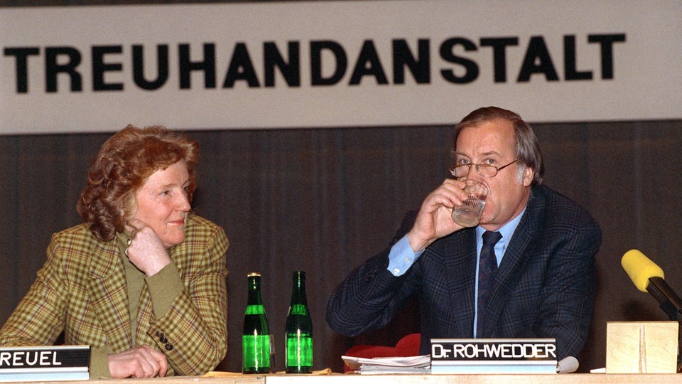 Der Vorsitzende der Berliner Treuhandanstalt, Detlev Carsten Rohwedder, und Birgit Breuel, Mitglied im Vorstand der Treuhand, während einer Pressekonferenz 1991