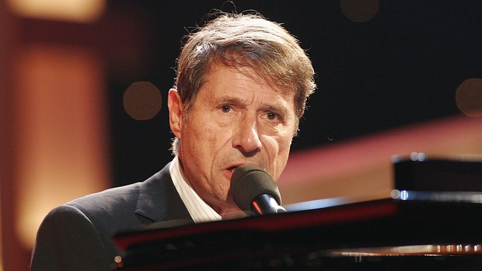 Udo Jürgens singt am Klavier 2004 auf einer Gala in Leipzig.