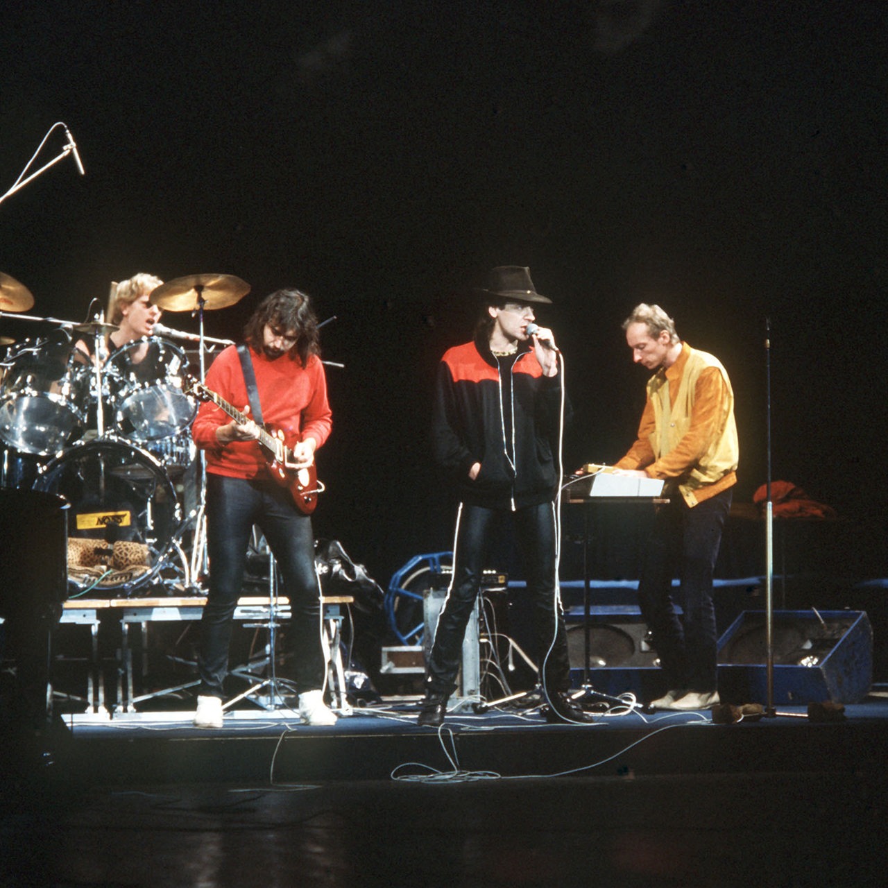 Der deutsche Rockmusiker Udo Lindenberg und sein Panikorchester beim Auftritt in der Veranstaltung "Für den Frieden der Welt" am 25.10.1983 in der DDR-Hauptstadt Berlin im Palast der Republik. 