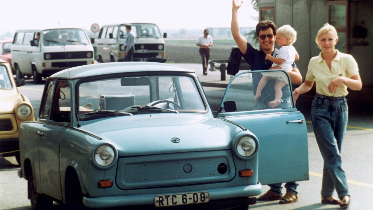 Eine Familie aus der DDR hat mit ihrem Trabi am 11. September 1989 die ungarisch-östereichische Grenze überquert.