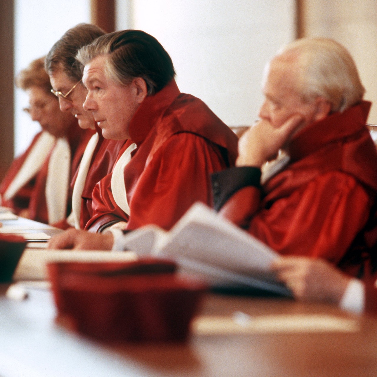 Der Erste Senat des Bundesverfassungsgerichtes in Karlsruhe mit Bundesverfassungsgerichts-Präsident Professor Dr. Ernst Benda (M) am 15. Dezember 1983 bei der Urteilsverkündung über das Volkszählungsgesetz 1983