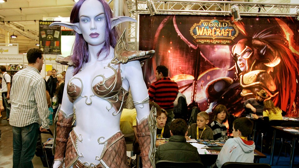 Eine Fantasy-Figur macht auf der Messe Essen Werbung fuer die Spiele-Klassiker "World of Warcraft". 