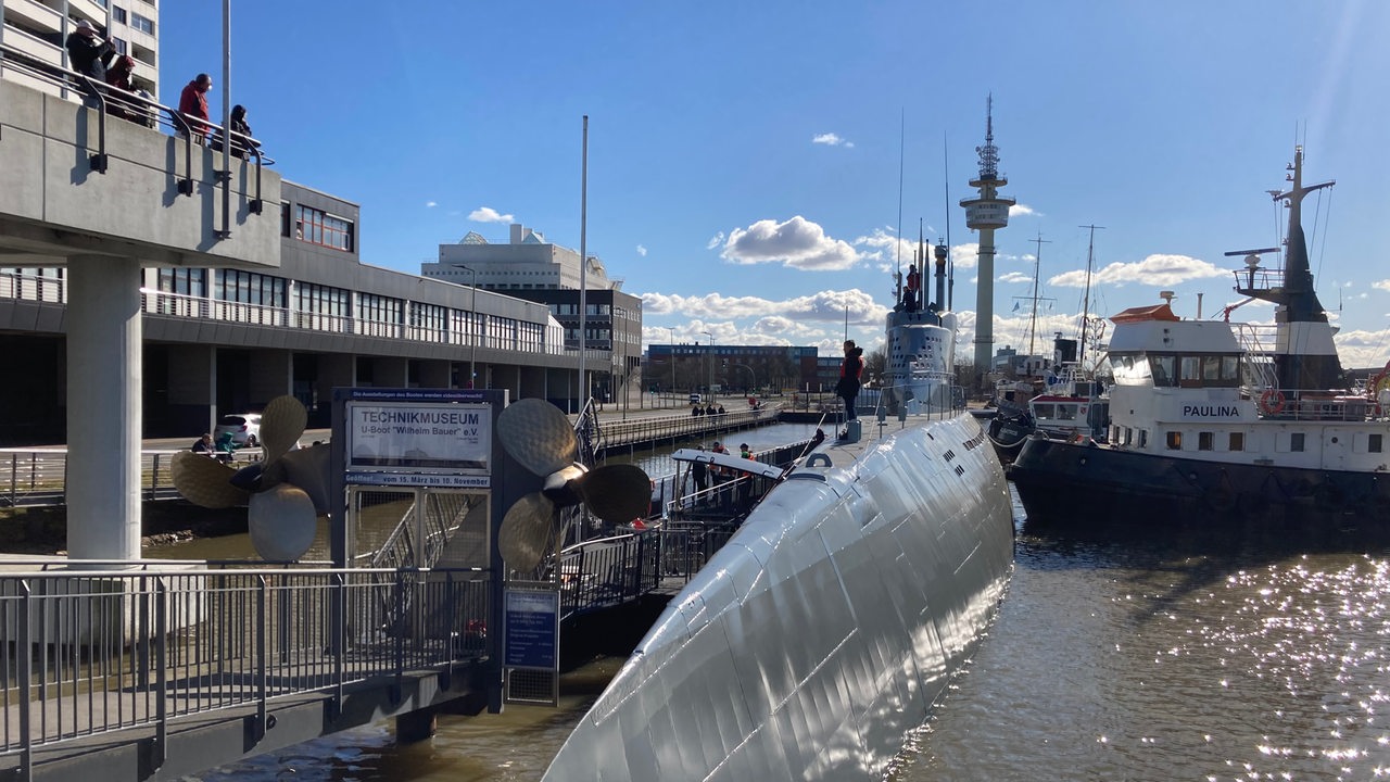 Ein U-Boot liegt an einem Anleger.